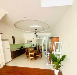 a kitchen and dining room with a table and chairs at Phố Homestay TĐT in Ấp Tân An (1)