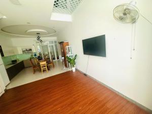 a kitchen and a living room with a hard wood floor at Phố Homestay TĐT in Ấp Tân An (1)