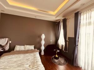 a bedroom with a bed and a window at Phố Homestay TĐT in Ấp Tân An (1)