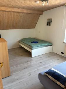 a small bedroom with a bed in a room at Haus Milan in Holzminden