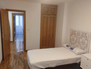 a small bedroom with a bed and a closet at Eclipse in Olvega