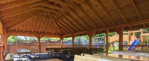 ein großer Holzpavillon mit Tischen und Stühlen in der Unterkunft Hotel Grafit in Kielce