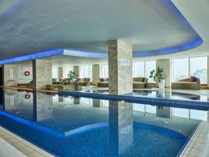 a large swimming pool in a hotel room at HILTON Residence of LUXURY 5 STARS apartment F1 in Baku