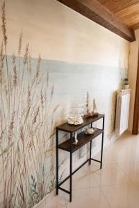 a wall mural in a room with a table at Istmo Room and Breakfast in Lesina