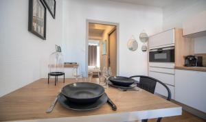 a dining room table with two black bowls on it at Studio cosy - proche cathédrale in Chalon-sur-Saône +2 photos