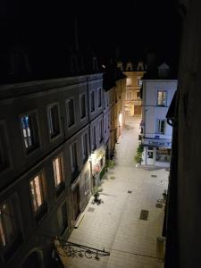 an overhead view of an alley at night at Studio cosy - proche cathédrale in Chalon-sur-Saône
