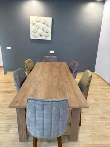 a conference room with a wooden table and chairs at Campbell Residence Bouaké in Bouaké