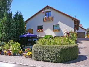 a house with a lot of plants in front of it at Ferienwohnung Waldraff in Ostrach