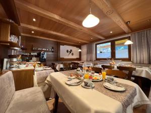 a dining room with tables and chairs and a restaurant at Petererhof in Gerlos