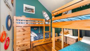 a bunk bed room with two bunk beds at MiaCasa in New Brighton