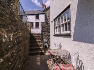 a table and chairs next to a building at 19 Lion Street in Hereford