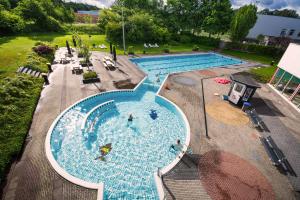 an overhead view of a large swimming pool at Hotel De Bonte Wever Assen in Assen