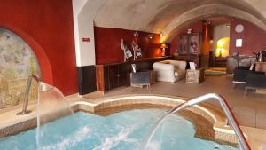 Bazén v ubytování Hotel Spa Le Calendal nebo v jeho okolí