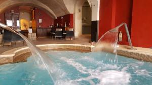 Bazén v ubytování Hotel Spa Le Calendal nebo v jeho okolí