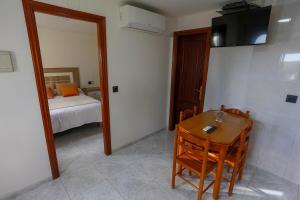 a room with a table and a bedroom with a bed at Apartamento Playa de Lires in Cee