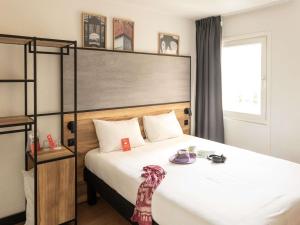 a bedroom with a large white bed in a room at ibis Antwerpen Centrum in Antwerp