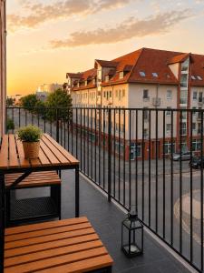 ein Balkon mit Tisch und Bank an einem Gebäude in der Unterkunft Apartment Boho in Cottbus