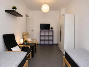 a room with a living room with a tv and a living room at Apartments am Heimbach EG rechts in Kassel