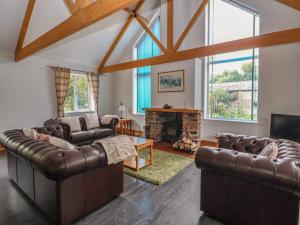 a living room with leather furniture and a fireplace at Lillieput Lodge in Melbourne