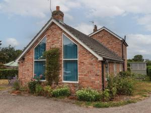 a brick house with ivy on the side of it at Lillieput Lodge in Melbourne