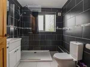 a bathroom with a tub and a toilet and a sink at Lillieput Lodge in Melbourne +15 photos
