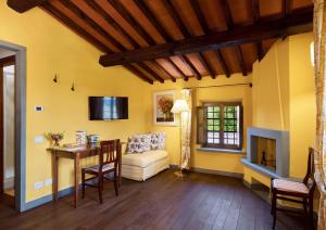 a living room with a table and a couch at Le Fonti A San Giorgio in Montespertoli