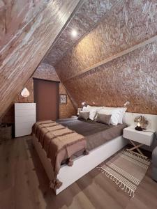 ein Schlafzimmer mit einem großen Bett und einer Holzdecke in der Unterkunft Zebral in Vieira do Minho + 74 Fotos