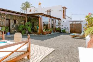 a house with a courtyard with a bench at Casa Emblemática Garaday Lanzarote. in Tinajo
