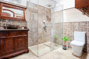 a bathroom with a glass shower with a toilet and a sink at Casa Emblemática Garaday Lanzarote. in Tinajo +41 photos