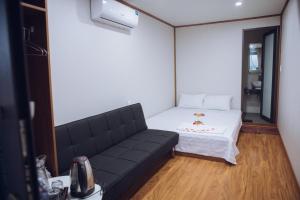 a small room with a couch and a bed at Thái house Mộc Châu in Bản Chiềng Di +18 photos