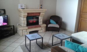 ein Wohnzimmer mit einem Kamin und einem TV in der Unterkunft Entre Terre et Mer in Oye-Plage
