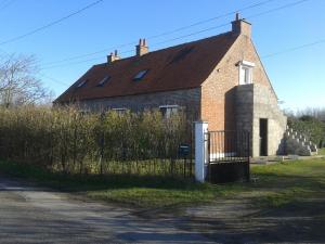 an old brick building with a brown roof at Entre Terre et Mer in Oye-Plage