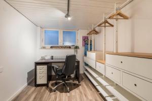 an office with a desk and a chair in a room at Ferienwohnung Stillblick in Gersthofen