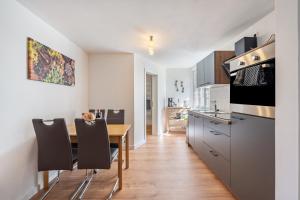 a kitchen and dining room with a table and chairs at Villa Rathmannsdorf in Rathmannsdorf