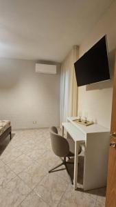 ein Zimmer mit einem weißen Schreibtisch und einem Stuhl in der Unterkunft Casa Ma in Capurso