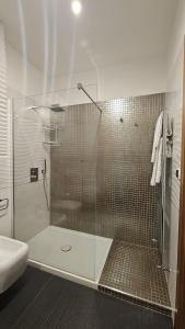ein Badezimmer mit Dusche, Toilette und Waschbecken in der Unterkunft Casa Ma in Capurso + 14 Fotos