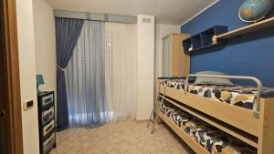 a bedroom with a bunk bed with a blue wall at Casa Ma in Capurso