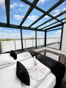 zwei Betten in einem Zimmer mit Blick aufs Wasser in der Unterkunft Hotel Lantier - Basen & Gabinet SPA in Bytom + 72 Fotos