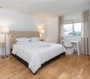a bedroom with a large bed and a window at Vancouver sea view Palace inn in West Vancouver