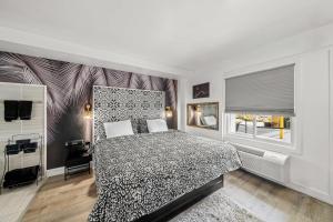 a bedroom with a large bed and a window at Rodeway Inn in Somerset