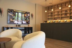 a living room with two chairs and a table at Karasu Riva Otel in Karasu