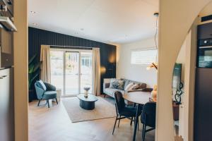 a living room with a table and a couch at Veluwepark de Bosgraaf in Apeldoorn