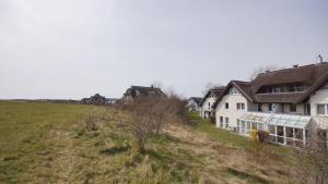 a group of houses on a hill in a field at Strandhaus Lobbe, App 04 - Bade- & Saunawelt täglich inklusive in Lobbe