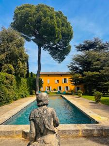 a statue of a bear in front of a pool at Haras de Castellane in Pertuis