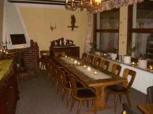 duża jadalnia z długim stołem i krzesłami w obiekcie Hotel-Restaurant Burg-Ramstein w mieście Kordel