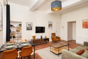 a living room with a table and a couch at T2 Design Centre Cité 10 min in Carcassonne