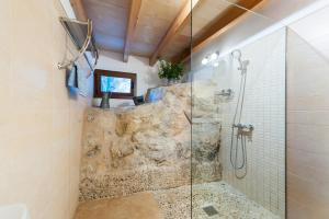 ein Badezimmer mit ebenerdiger Dusche und Waschbecken in der Unterkunft Cal Tio in Caimari + 37 Fotos
