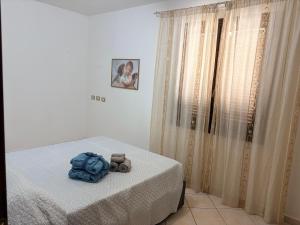 a bedroom with a bed with a blue blanket on it at L Isola in Càbras