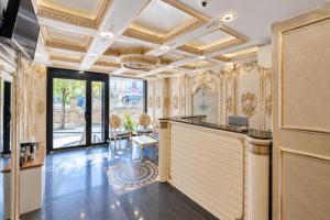 um saguão ornamentado com um bar em um prédio em Kavi Hotel em Istambul