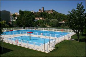 una grande piscina con aicrobialicrobialicrolicrobiale di Casa Rural Xixa Landetxea a Miranda de Arga